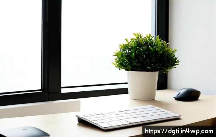 미니멀리즘을 위한 온라인 포트폴리오 관리 - Photorealistic minimalist home office workspace for online portfolio management, a clean laptop scre...